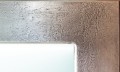 Lustro w ramie. Aluminium beton.Detal.